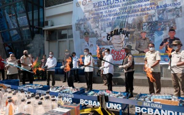 Bea Cukai dan Pemkot Bandung Musnahkan Rokok Ilegal yang Rugikan Negara Rp.3,1 M Lebih