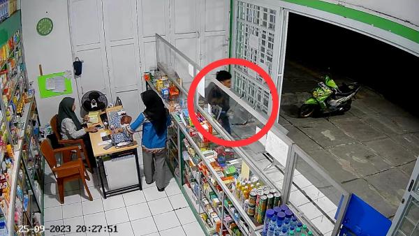 Aksi Pencurian di Apotek Padayungan Terekam CCTV, Pelaku Gondol 2 Kotak Amal Masjid dan Yayasan