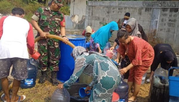 Babinsa Koramil 0602-18 Kragilan Bantu BPBD Kabupaten Serang Distribusikan Air Bersih