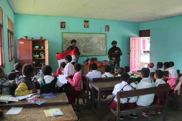 Dukung Peningkatan Kualitas Pendidikan, Satgas 330 Bantu Kegiatan Belajar Mengajar di SD Intan Jaya