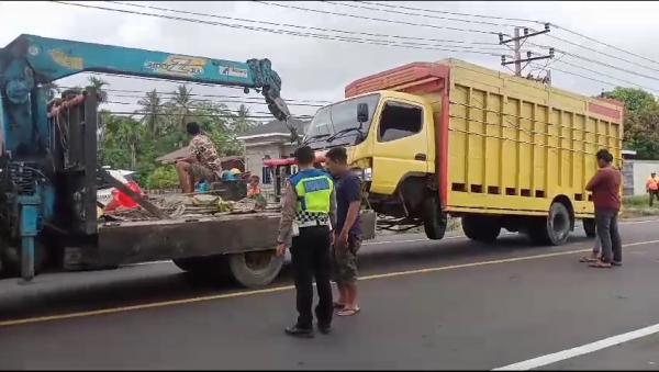 Kecelakaan Hari Ini, Diduga Akibat Ngantuk Mobil Truk Barang Masuk Parit di Pidie Jaya