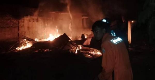 Sebuah Rumah Beserta Mobil di Link Palas Cilegon Ludes Dilalap Api