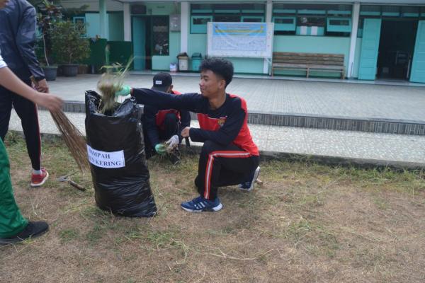 Aksi Bersih-bersih Dilakukan Siswa dan Guru SMAN 1 dalam Peringatan World Cleanup Day