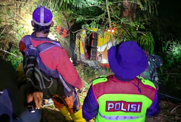 Sebuah Mobil Elf Masuk ke Jurang Sedalam 50 Meter, 10 Orang Penumpang Alami Luka-luka