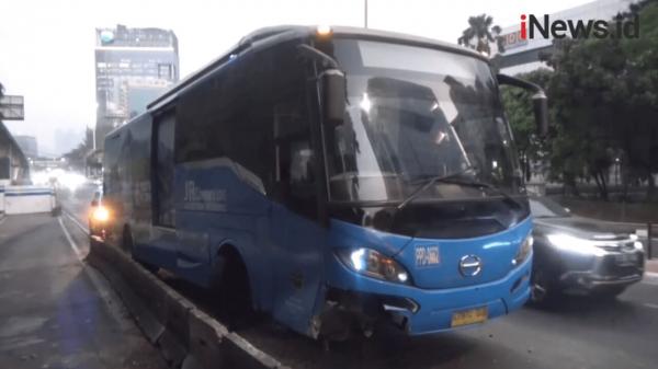 Sebuah Bus Transjakarta Tabrak Beton Separator Jalan di Palmerah