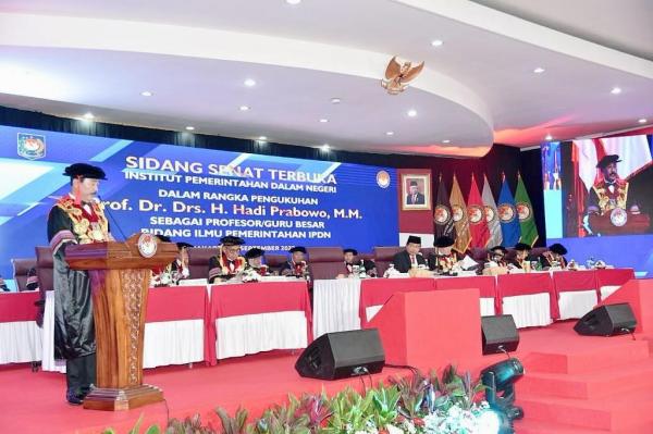 Sekjen Kemendagri Kukuhkan Rektor IPDN Prof Hadi Prabowo sebagai Guru Besar Bidang Ilmu Pemerintahan