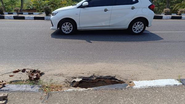 Awas! Ada Lobang Menganga di Jalan Jenderal Sudirman Mentok