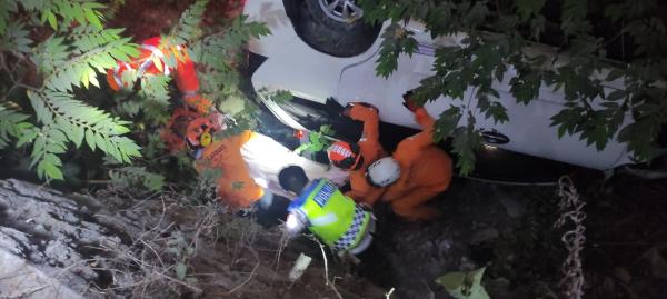 Kecelakaan Hari Ini di Jalan Jogja-Wates, Minibus Terjun ke Sungai Sopir Terjepit dalam Kendaraan