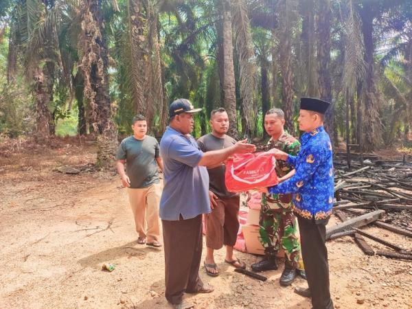 Pemkab Rohul Serahkan Bantuan ke Korban Kebakaran di Rambah