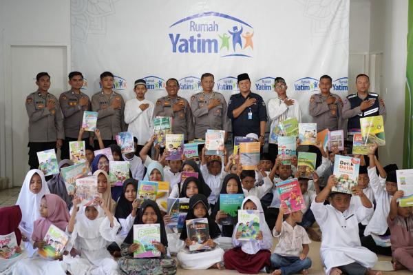 Peduli Literasi, Polda Aceh Distribusikan Buku ke Rumah Yatim