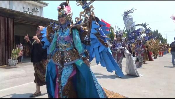 Kemeriahan Karnaval di Desa Kliwonan Sragen, Rayakan Hari Batik Nasional