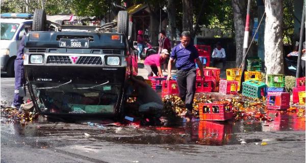 Kecelakaan Hari Ini, Mobil Pikap Muat Kecap Terbalik di Jalur Lumajang-Surabaya