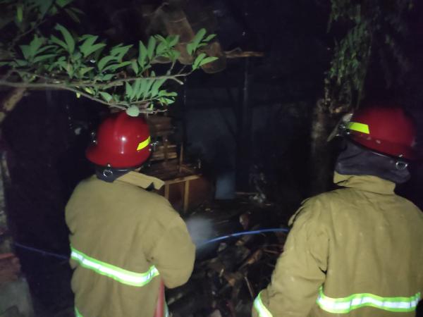 Gegara Bakar Sampah, Gudang Rumah di Kota Probolinggo Hangus Terbakar