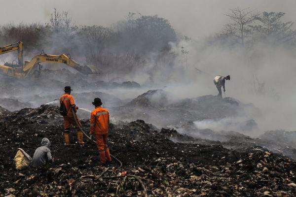 Potret TPA Sukawinatan Kembali Terbakar, Memperburuk Kualitas Udara Palembang