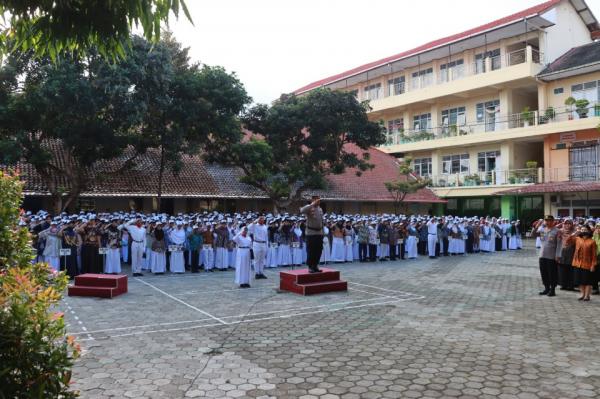 Polisi Serentak Jadi Inspektur Upacara di Seluruh Sekolah SMP di Cilacap, Imbau 'Stop Bullying'