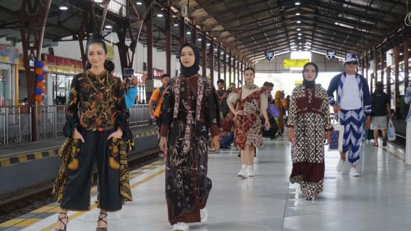 Hari Batik Nasional 2023, Daop 5 Gelar Fashion Batik di Atas Kereta Api dan Stasiun Purwokerto