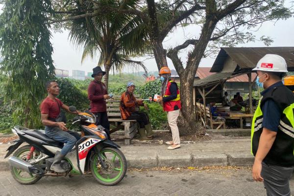 Kabut Asap Selimuti Kota Sampit, Pelindo Regional 3 Bagi-bagi Masker dan Suplemen Gratis
