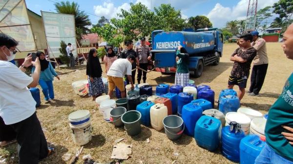 Polsek Tanjungjaya Polres Tasikmalaya Salurkan Bantuan Air Bersih untuk Warga Terdampak Kemarau
