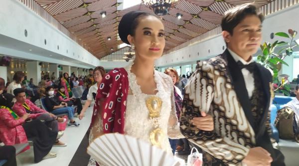 Peringati Hari Batik, Rory Wardana Gelar Fashion Show di Bandara, Wow...