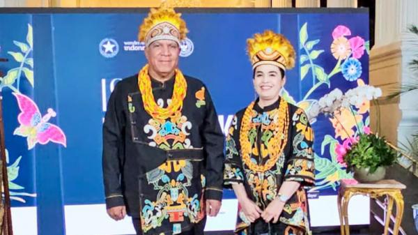 Istana Berbatik 2023, Gubernur Papua Barat dan Isteri Tampil Memukau Gunakan Batik Motif Kasuari