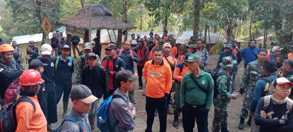 PUDAM Karanganyar Terjunkan Tim Pemadam Atasi Karhutla Gunung Lawu yang Semakin Meluas