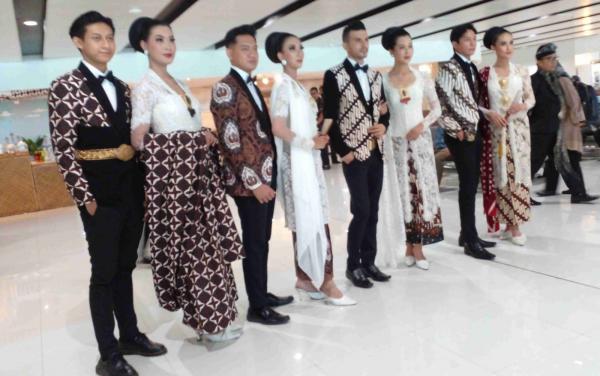 Peringati Hari Batik, Bandara Adi Soemarmo Dukung Fashion Show Karya Rory Wardana