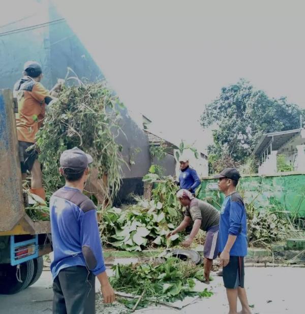 Satgas DPUPR Bersihkan Tumbuhan Liar di Perumahan Mutiara Depok, Dipuji Warga