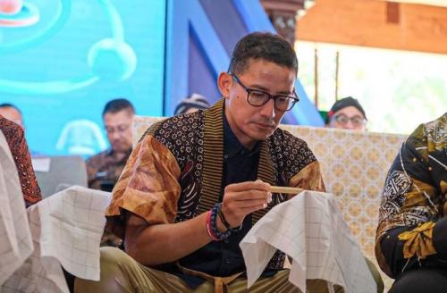 Tokoh Dunia Makin Banyak Pakai Batik, Sandiaga: Nilai Ekspor Batik Akan Naik 30 Persen