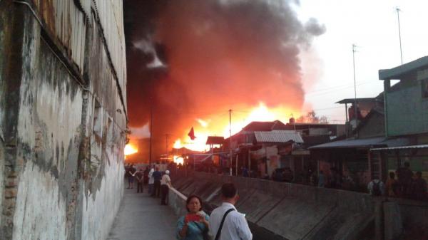 Dampak Kebakaran Gudang Rosok di Pasar Kliwon Solo 12 Rumah Hangus