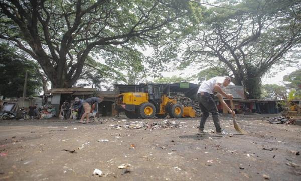 Denda dan Sanksi Menanti Pengendara yang Buang Sampah Sembarang di Bandung