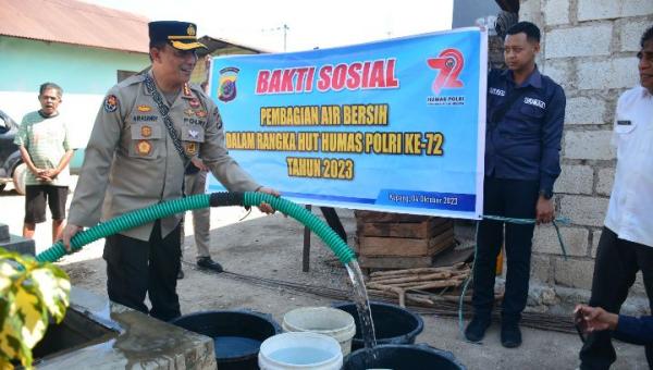 Jelang HUT Humas Polri ke 72, Bidhumas Polda NTT Bagikan Air Bersih kepada Warga