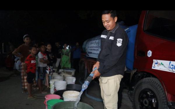 Krisis Air Bersih, Humas Polres Pemalang Salurkan Air Bersih untuk Warga Desa Kuta di Malam Hari