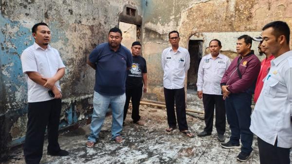 Rumah Janda Dan Lansia Di Selaawi Kebakaran Anggota Dprd Garut Berikan Santunan 8508