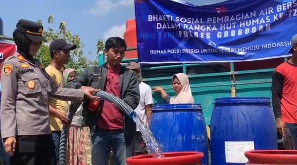 Peduli Kekeringan, Polsek Tawangharjo Humas Polres Grobogan Bersama Awak Media Bantu Air Bersih
