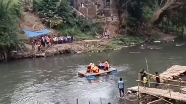 Viral Demi Bersekolah, Siswa di Malang Seberangi Sungai Pakai Getek Usai Jembatan Rusak