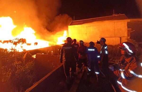 Kebakaran Hebat Gudang Rosok di Pasar Kliwon, Warga Terdampak Harus Mengungsi