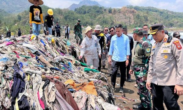 Tinjau Pantai Cibutun Sukabumi, Bey Sebut Tumpukan Sampah Dipenuhi Limbah Kain