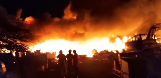 Polisi Datangkan Forensik Pasca Kebakaran di Gudang Rosok Pasar Kliwon Solo