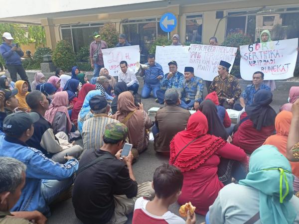 Ratusan Warga Desa Pranti Geruduk Kantor DPRD Sidoarjo, Ini Penyebabnya