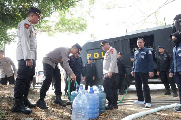 Polda Babel Distribusikan 21 Ton Liter Air Bersih ke Desa Padang Baru