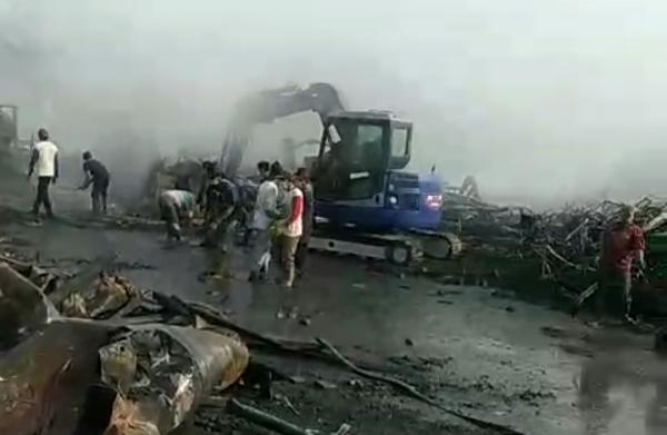 Kerahkan Alat Berat, Damkar Solo Urai Puing Sisa Kebakaran Gudang Rosok di Pasar Kliwon