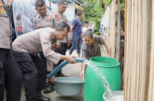 Polres Pidie Salurkan Air Bersih Kepada Masyarakat Dalam Rangka HUT Humas Polri Ke-72