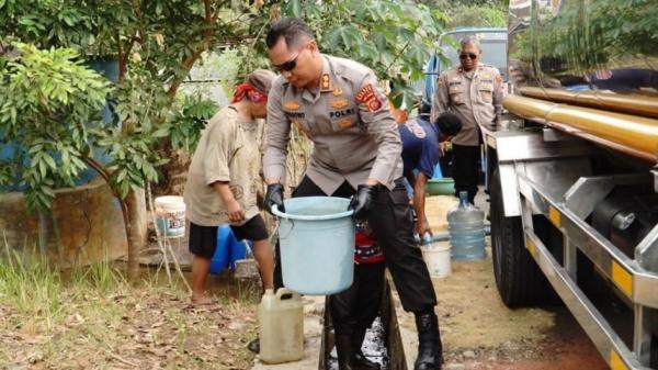 Polres Banjar Bantu Warga Kesulitan Air Bersih Dampak dari Musim Kemarau