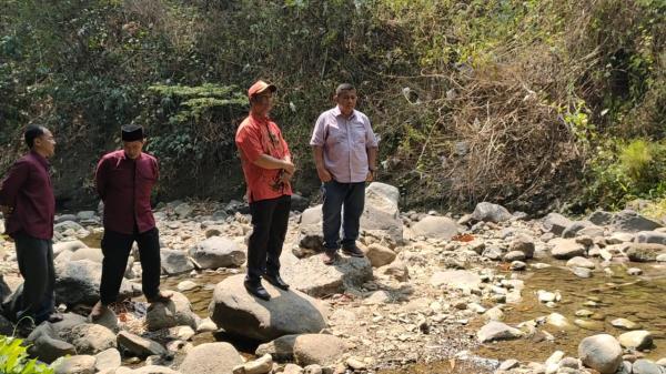 Jembatan Akses Siswa SDN Bunisari  Yang Rusak Dapat Perhatian Anggota DPRD Cianjur