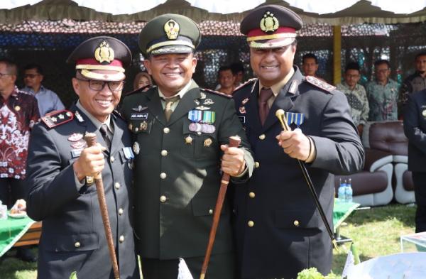 Kapolres Pidie Jaya dan Kapolres Pidie Hadiri Upacara HUT TNI ke 78 dilapangan Meureudu