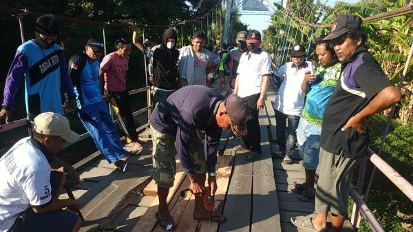 Perindo Sidrap Perbaiki Jembatan Gantung di Dusun Maniang Salo