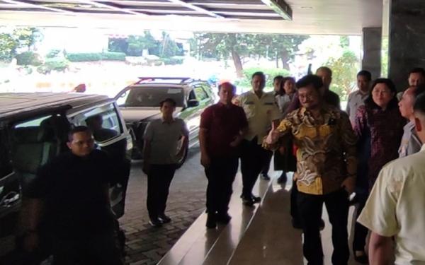 Menteri Pertanian Syahrul Yasin Limpo di Kementan, Ucapkan Assalamualaikum Sambil Acungkan Jempol