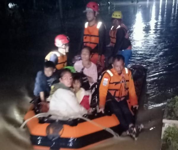 Banjir Luapan Sungai Belawan, Tim SAR Gabungan Evakuasi 36 Warga dari Perumahan De Flamboyan