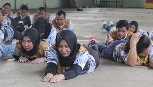 Seru! Perempuan Manager Koperasi Ikuti Latihan Militer di Markas TNI
