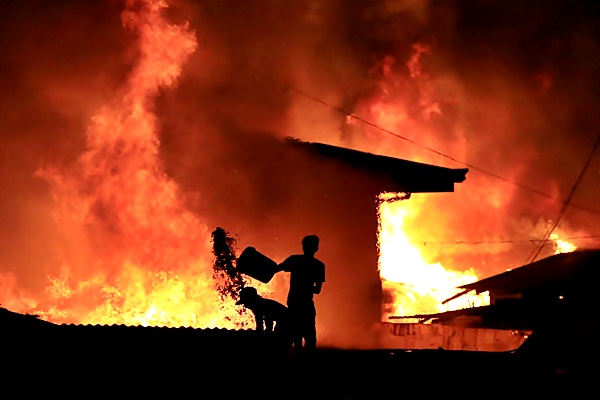 Rumah Panggung Hangus Terbakar di Pandeglang, Seorang Kakek Tewas 
